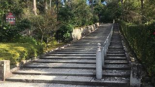 三門から本堂へのなだらかな迂回路