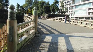 皇居東御苑からやや離れたところにあるとても橋らしい橋です