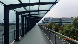 目の前がホテル「マリオット～コートヤード　プラハ　エアポート」を含む総合ビルになっており、空港とは連絡協で結ばれています。