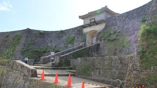 首里城外側の城壁ある門です