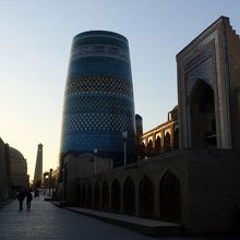 早朝はお土産店が闇に沈んでどっしりとした風格を見せてくれます