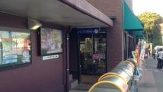 狭いので、混み合っていました。