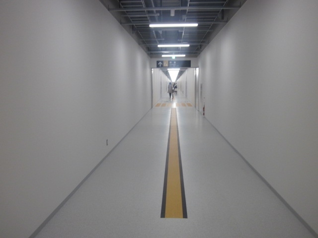 LCCターミナルらしさを満喫（？）できる長い到着通路の様子