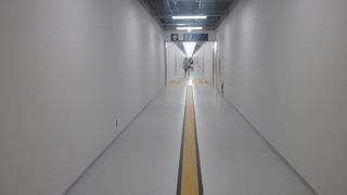 T2の到着通路、変な絵が一杯並んでいます