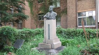 雑草の手入れもされておらず、些か残念な場所にありました。