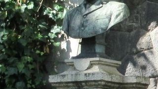 右には同じような外国人医師スクリバの胸像もあり、共に東京大学病院を見つめている姿が印象的でした。