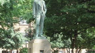 木漏れ日の下、柔和で温かみの感じられるその顔がより印象的に感じられました。