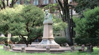 工学部棟やジョサイアコンドルの像からもほど近い場所