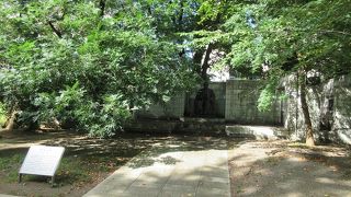 ソファーに腰かけた晩年のお姿の像でした。