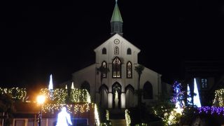 夜間はライトアップ