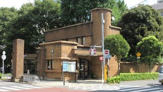 人通りの多い賑やかな場所にありました。