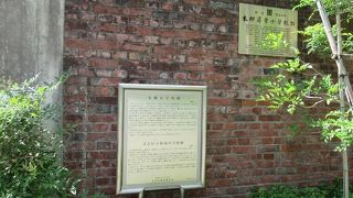 学校は先の大戦の末期に空襲により全焼してしまい、今はこの壁が残るのみとのこと。