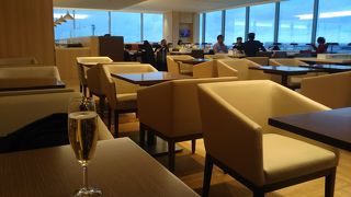 改修中のため、臨時のファーストラウンジでした