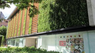 ソフトなイメージのモダンな建物です。