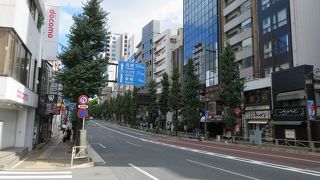 東大赤門方面へ向かう緩い登り坂。