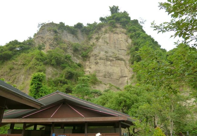 山々と川に囲まれた入口の風景は、美しい景観。でも、自然保護区の見学は期待外れ