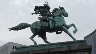 ツアーバスが発車するまでに像周辺の散策や茶屋で休憩