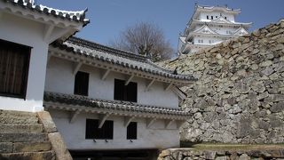 順路の終盤にある立派な門。