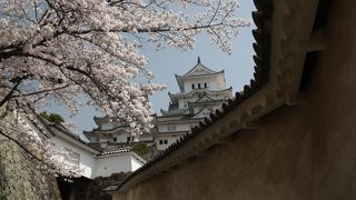 坂の上に天守が見える門。