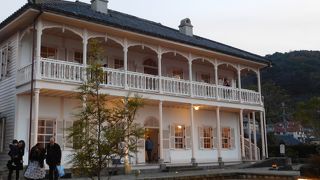 眺めの良い場所にある２階建ての洋館