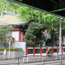 JR線高架のすぐ脇です。