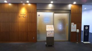 小さいけど綺麗なラウンジ