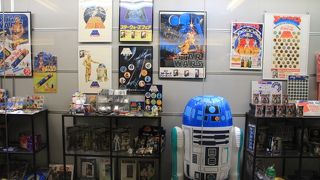 スター・ウォーズファンが保有する貴重なグッズが展示されています