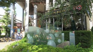 家族連れはもちろんのこと、仕事帰りに会社の仲間や友人と利用できるようなレジャースポット。