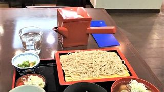 ひとりでもテーブル席でゆっくり食事ができます