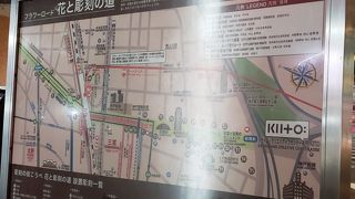 冬の花とお洒落な彫刻