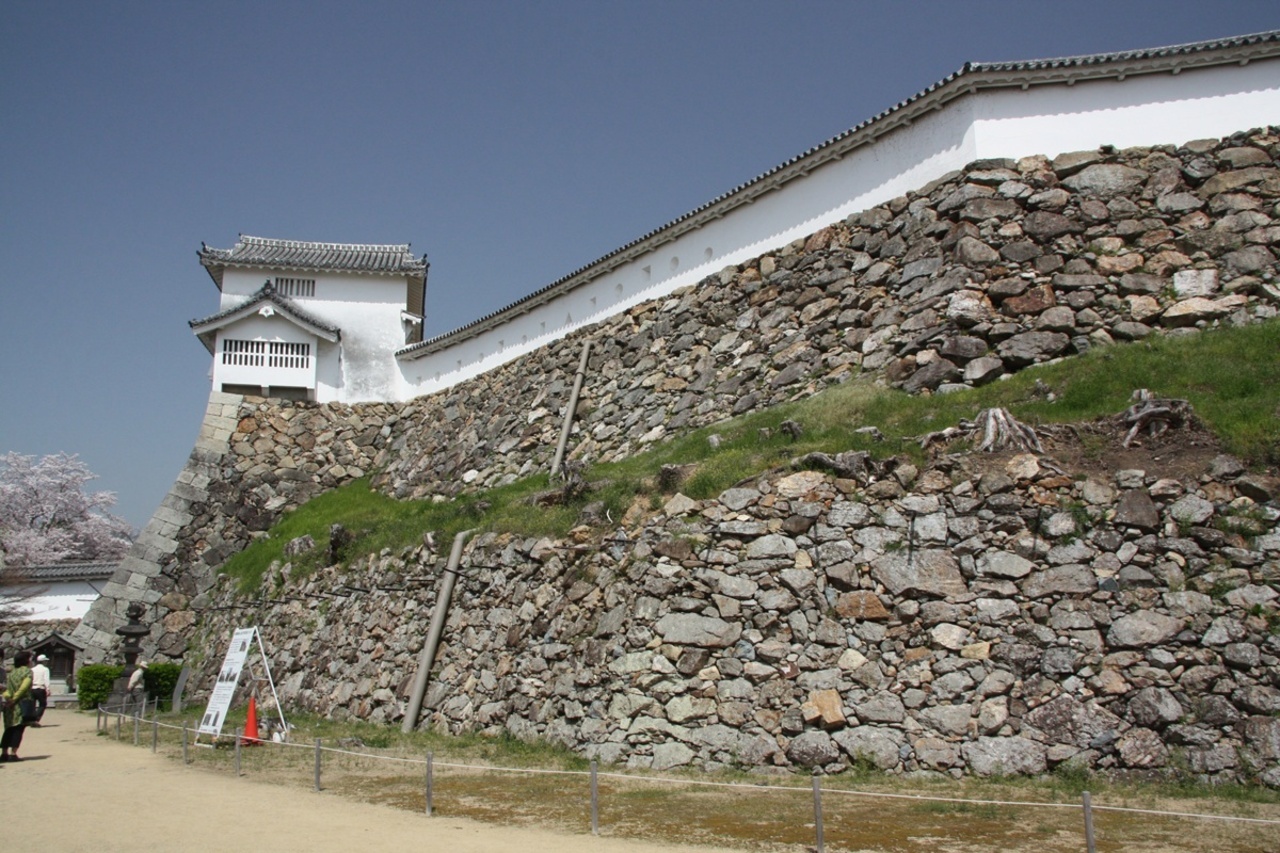 2段になった石垣が特徴的。