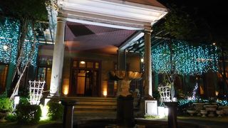 格式の高い石造りの洋館