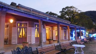 木骨石造りのバンガロー風建物