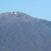 琵琶湖大橋近くにあるホテルの最上階から見た比良山系(蓬莱山)は、うっすらと雪化粧になっていました。