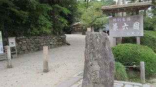 広大な庭園の中でも「霞ヶ池」の風景が最も有名です。