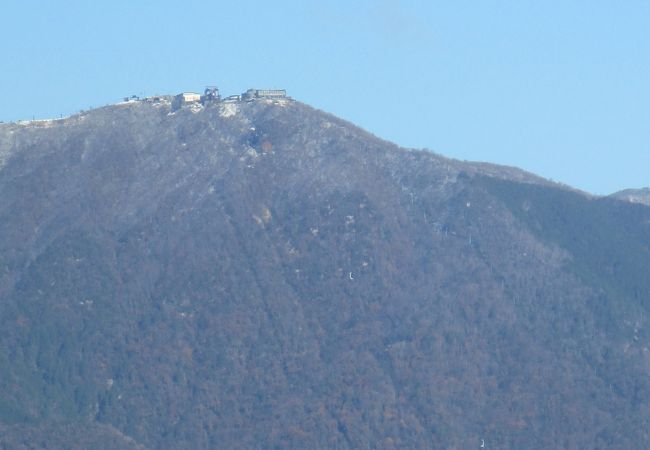 琵琶湖大橋近くにあるホテルの最上階から見た比良山系(蓬莱山)は、うっすらと雪化粧になっていました。
