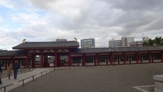 回廊の中は有料エリア。