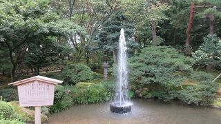 最近のポンプを利用した噴水と比較してしまうと、やはり迫力に欠けるというのが第一印象。