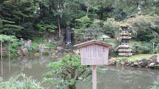 鬱蒼とした森を背景にした瓢池にたどり着きました。