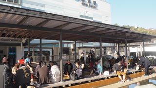 老若男女が集う駅前足湯