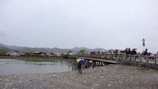 雨の渡月橋