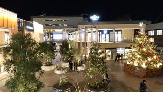 駅前にあるアウトレット