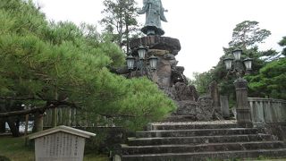 一寸法師を大人にしたような装束を身にまとっています。