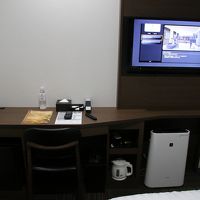 デスクとテレビ、冷蔵庫など