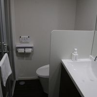 洗面所とトイレ。左手はシャワールーム