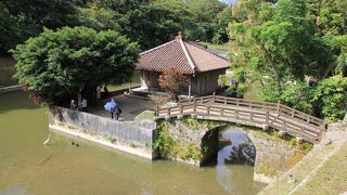 首里城の城壁のすぐ下にある池にお堂があります
