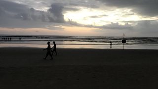 砂浜が続く広いビーチ