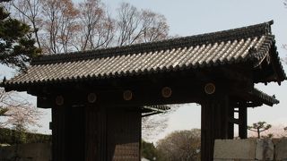 多くの方が出入りする門。