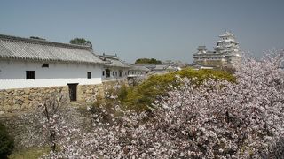 長く回廊のように続く櫓。