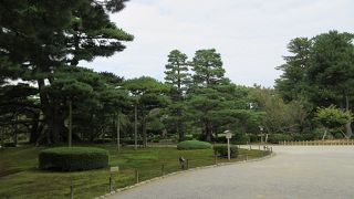 枝ぶりの良い松が植えられた景観は、兼六園を代表する写真撮影スポットとなっていました。